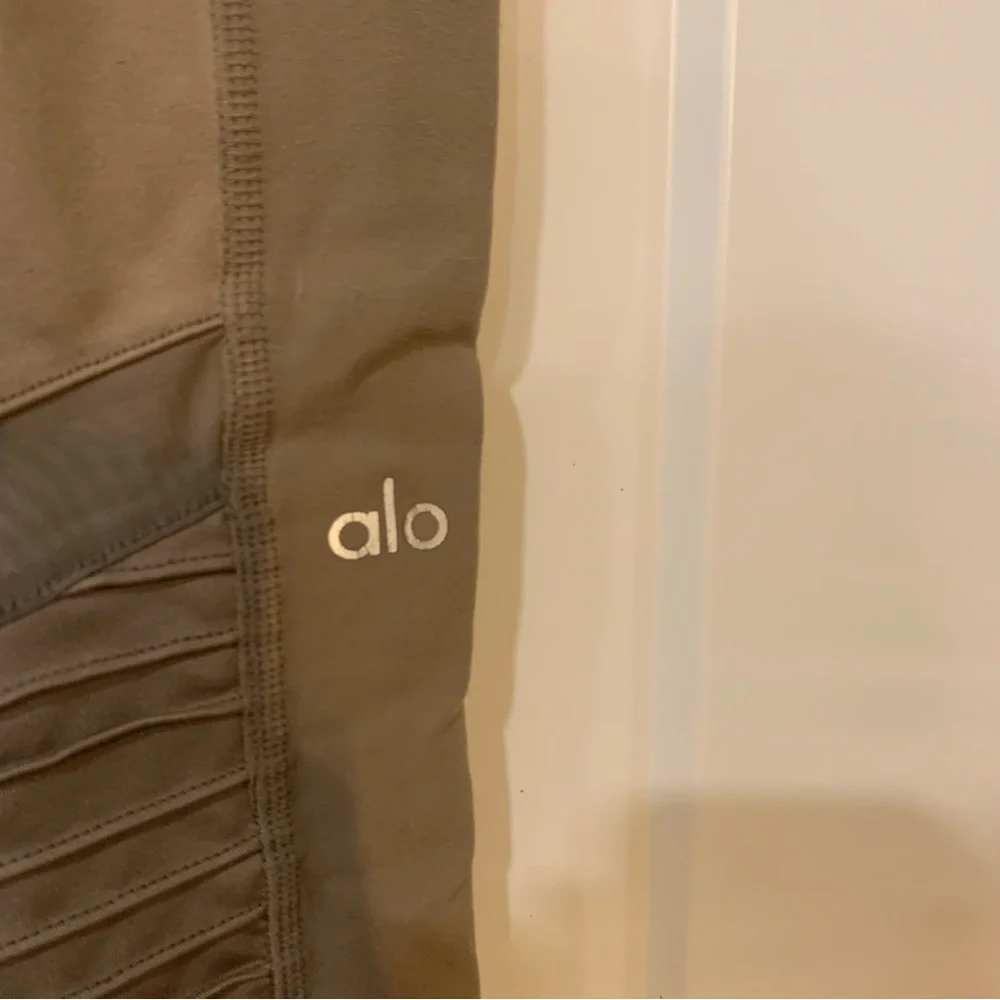 ALO Yoga High-Waist Moto Legging Gravel Medium - Picture 8 of 9